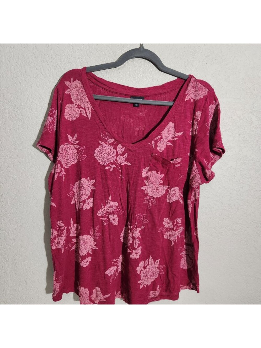 Torrid Shirt Womens Floral Print V-Neck T-Shirt Size 2 Berry Pink Relaxed Fit